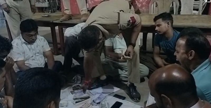 रात 12 बजे ढाबे के पीछे सज रहा था जुए का फड़, दांव पर लग रहे थे हजारों रुपये! तभी पुलिस ने चारों तरफ से घेर लिया पूरा अड्डा, 9 जुआरी धराए… मौके से ₹63,470 नकद और ताश की गड्डी बरामद, पत्थलगांव में मचा हड़कंप!
