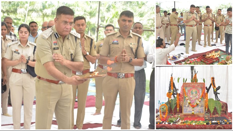 दशहरा पर दुर्ग पुलिस ने शस्त्रों और वाहनों की पूजा कर दोहराया कर्तव्यनिष्ठा का संकल्प, SSP विजय अग्रवाल की उपस्थिति में हवन और औपचारिक फायरिंग संपन्न