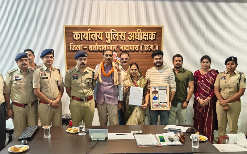 35 वर्षों की कर्तव्यनिष्ठ और अनुशासित पुलिस सेवा का हुआ सम्मान, ASI दिनेश कुमार शुक्ला सेवानिवृत्त; पुलिस कार्यालय में भावभीनी विदाई, अधिकारियों ने उज्ज्वल एवं सुखद भविष्य की दी शुभकामनाएं