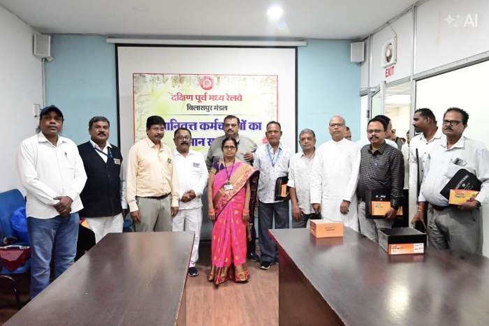 बिलासपुर रेल मंडल के 15 कर्मियों ने पूरी की गौरवशाली रेल सेवा, 2 अधिकारियों समेत सेवानिवृत्त हो रहे रेल परिवार को भावभीनी विदाई; सेवा प्रशस्ति-पत्र, सेवा मेडल और सेवानिवृत्ति लाभ संबंधी दस्तावेज किए गए प्रदान