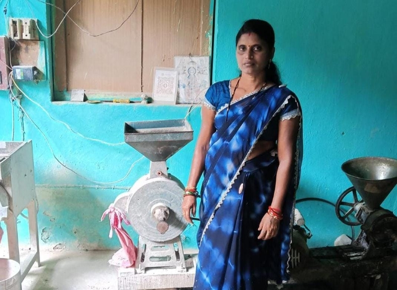 छोटी बचत, बड़ा सपना और मेहनत ने बदली शशिकला की तकदीर—सारंगढ़-बिलाईगढ़ की महिला ने स्वयं सहायता समूह से लिया संबल, ऋण से शुरू किया कारोबार और आटा-दाल चक्की से गढ़ी आत्मनिर्भरता की नई कहानी