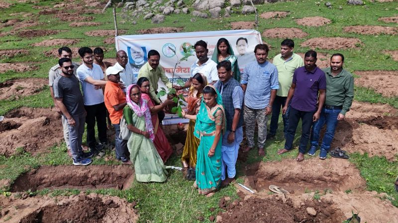 बम्बा में सेवा संकल्प अभियान के तहत बढ़ी हरियाली की ओर कदम, जनप्रतिनिधियों से लेकर ग्रामीणों तक ने मिलकर किया वृहद पौधारोपण—पर्यावरण संरक्षण और हरित क्षेत्र संवर्धन के लिए सामूहिक सहभागिता का दिया संदेश