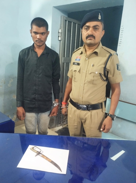 संदिग्ध हालत में चाकू लेकर घूमता मिला युवक, पुलिस ने घेराबंदी कर दबोचा; वैध दस्तावेज नहीं दिखा सका आरोपी चंदन सेन, कब्जे से 01 नग लोहे का चाकू जब्त, धारा 25 आर्म्स एक्ट में कार्रवाई