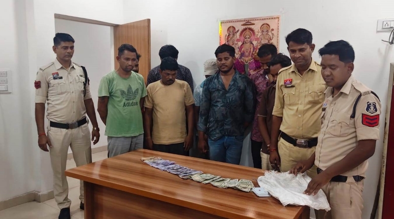 जुए के अड्डे पर रायगढ़ पुलिस का बड़ा धावा, आरआर एनर्जी कंपनी के सामने ताश की 52 पत्ती पर चल रहा था हार-जीत का खेल; साइबर-जूटमिल पुलिस ने घेराबंदी कर 8 जुआरियों को दबोचा, ₹25,070 नगद और जुआ सामग्री जब्त
