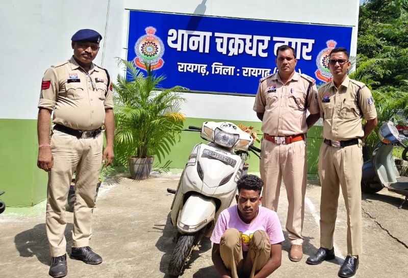 चार साल की पहचान और इंस्टाग्राम से संपर्क के बाद नाबालिग को ओडिशा ले गया आरोपी, पुलिस की लगातार तलाश के बीच बदलता रहा ठिकाना; चक्रधरनगर पुलिस ने हिमगीर से 17 वर्षीय बालिका को बरामद किया, 19 वर्षीय आरोपी गिरफ्तार, दुष्कर्म-पॉक्सो एक्ट में न्यायिक रिमांड पर भेजा