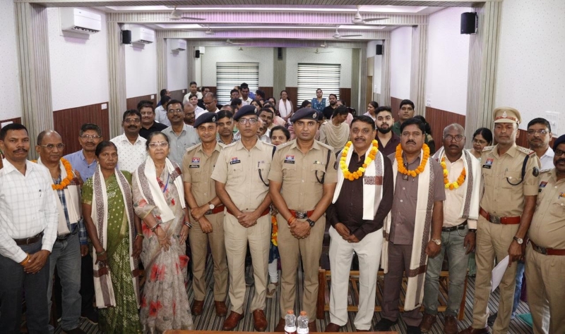 दशकों की पुलिस सेवा का हुआ सम्मान, दुर्ग में 6 अधिकारी-कर्मचारियों को दी गई गरिमामय विदाई; 35 से 40 वर्षों के सेवाकाल के अनुभव किए साझा, अधिकारियों ने बताया विभाग के लिए अनुभवों को उपयोगी और प्रेरणास्रोत