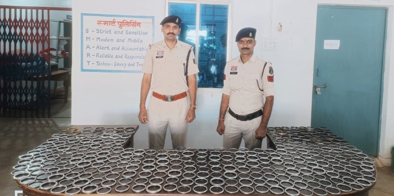 धमधा की गणेशोत्सव झांकी में पुलिस की पैनी नजर, युवाओं से 507 लोहे के कड़े निकलवाकर रखवाए सुरक्षित; 6–7 हजार दर्शकों की मौजूदगी के बावजूद पूरे कार्यक्रम में नहीं हुआ कोई उपद्रव या अप्रिय घटना