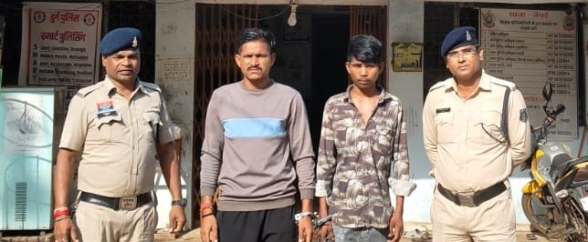 बीआरपी चौक में धारदार हथियार लहराकर दहशत फैलाने वाले दो आरोपी नेवई पुलिस के हत्थे चढ़े; महेश यादव से लंबा चाकू और सूर्यकांत निषाद से लोहे का धारदार चापड़ बरामद, आर्म्स एक्ट में कार्रवाई के बाद दोनों जेल भेजे गए