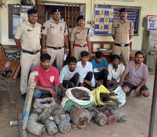 गोदाम से मोटर पम्प, जैक, केबल और लोहे का सामान उड़ाने वाले गिरोह पर पुलिस का शिकंजा; 6 आरोपी गिरफ्तार, 3 विधि से संघर्षरत बालक निरुद्ध, करीब 5 क्विंटल निर्माण सामग्री बरामद, चोरी का माल खरीदने वाला कबाड़ी भी गिरफ्तार