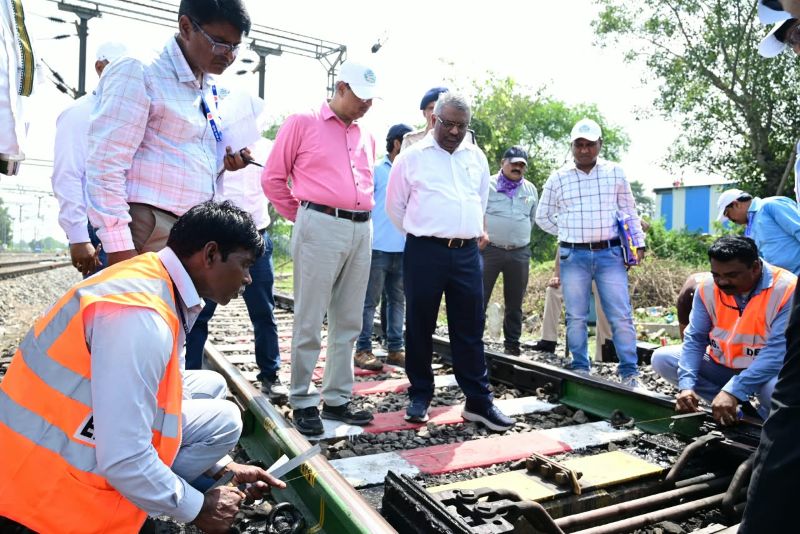 चांपा से रायगढ़ तक महाप्रबंधक तरुण प्रकाश की ‘सुरक्षा एक्सप्रेस’! रेलखंड का गहन निरीक्षण, स्पीड ट्रायल से लेकर ब्रिज-यार्ड तक परखी संरक्षा व्यवस्था; निर्माण कार्यों में गुणवत्ता और समयबद्धता के दिए निर्देश