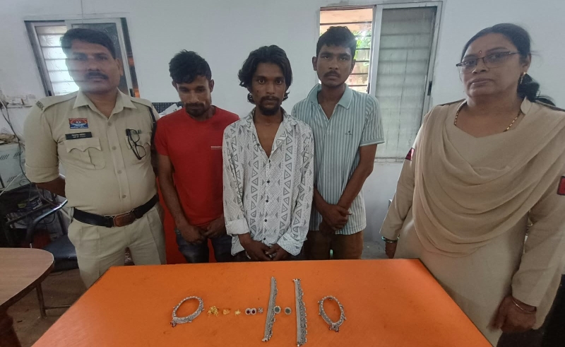 चोरी का खुलासा, मकान का ताला तोड़कर जेवर उड़ाने वाले करण, तेजेश्वर और चेतन गिरफ्तार; टिकरापारा पुलिस ने ₹80 हजार के सोने-चांदी के आभूषण किए जब्त