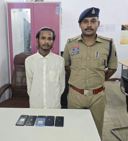 पता पूछने और लिफ्ट मांगने का बहाना बनाकर मोबाइल झपटने वाला आरोपी गिरफ्तार, विधि से संघर्षरत बालक संरक्षण में; सरस्वती नगर पुलिस ने 5 मोबाइल समेत ₹48 हजार का माल किया बरामद