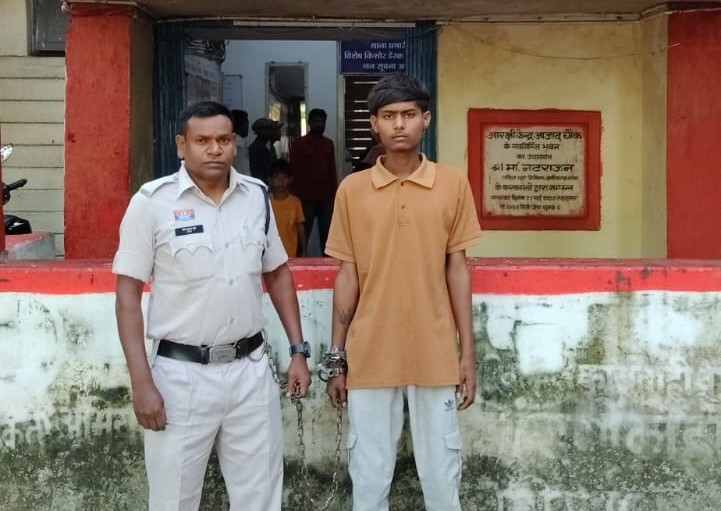 शराब के लिए पैसे मांगने से मना करने पर लोहे की पाइप से हमला करने वाला फरार आरोपी पंकज बर्वे गिरफ्तार, आजाद चौक पुलिस ने तलाश के बाद दबोचा; न्यायालय में पेश कर भेजा गया जेल