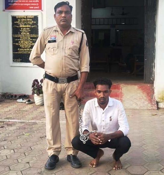 जनरल स्टोर का शटर लोहे की रॉड से उठाकर नकबजनी, सीसीटीवी तोड़कर नकदी और ₹25 हजार का राजश्री गुटखा उड़ाने वाले 2 नाबालिग समेत 3 आरोपी गिरफ्तार; कोतवाली पुलिस ने दो बोरी गुटखा और ₹1,700 नकद किया बरामद