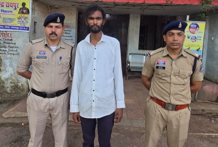 सरेराह फर्सा लहराकर दहशत फैलाने वाला आरोपी गिरफ्तार, दुर्ग पुलिस की पेट्रोलिंग टीम ने घेराबंदी कर दबोचा; कब्जे से धारदार हथियार बरामद, आर्म्स एक्ट के तहत कार्रवाई कर भेजा न्यायिक रिमांड पर