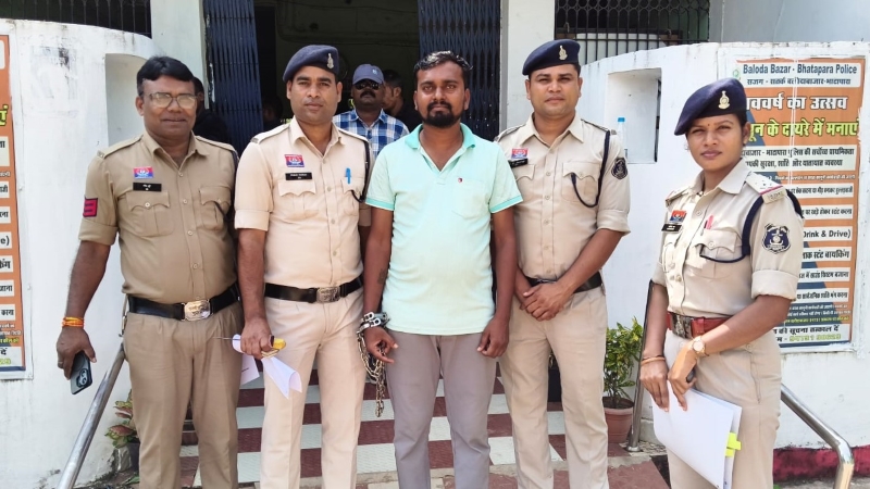 मुखबिर की सटीक सूचना पर पलारी पुलिस का बड़ा एक्शन, रोहांसी में घर की घेराबंदी कर गांजा बेचने की फिराक में बैठे आरोपी को पकड़ा; कमरे से गांजा और बिक्री में इस्तेमाल मोबाइल बरामद, NDPS एक्ट में केस दर्ज