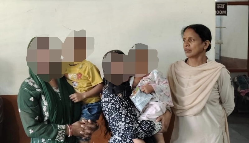 संगम चौक पर अकेले मिले दो मासूम, पुलिस की संवेदनशील पहल से कुछ ही घंटों में मिला परिवार का सहारा; सरगुजा कोतवाली टीम ने सुरक्षित थाना लाकर परिजनों की तलाश की पूरी, बच्चों को सकुशल पाकर भावुक हुए परिजन