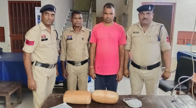 मुखबिर की सूचना पर मुलमुला पुलिस की ताबड़तोड़ कार्रवाई, बाइक की तलाशी में अलग-अलग पैकेटों से निकला 4 किलो 120 ग्राम गांजा; ₹2 लाख के मादक पदार्थ के साथ 37 वर्षीय आरोपी दबोचा गया, NDPS एक्ट के तहत कार्रवाई