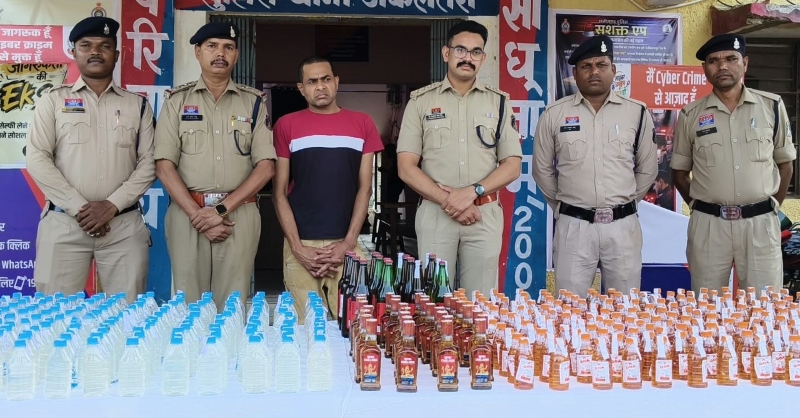 शुष्क दिवस पर अकलतरा पुलिस का बड़ा एक्शन, 4 लोहे के दरवाजों के पीछे बने गुप्त कमरे से 104 लीटर अवैध शराब बरामद; देशी से अंग्रेजी शराब और बीयर समेत 334 नग जब्त, आरोपी प्रकाश भारद्वाज गिरफ्तार