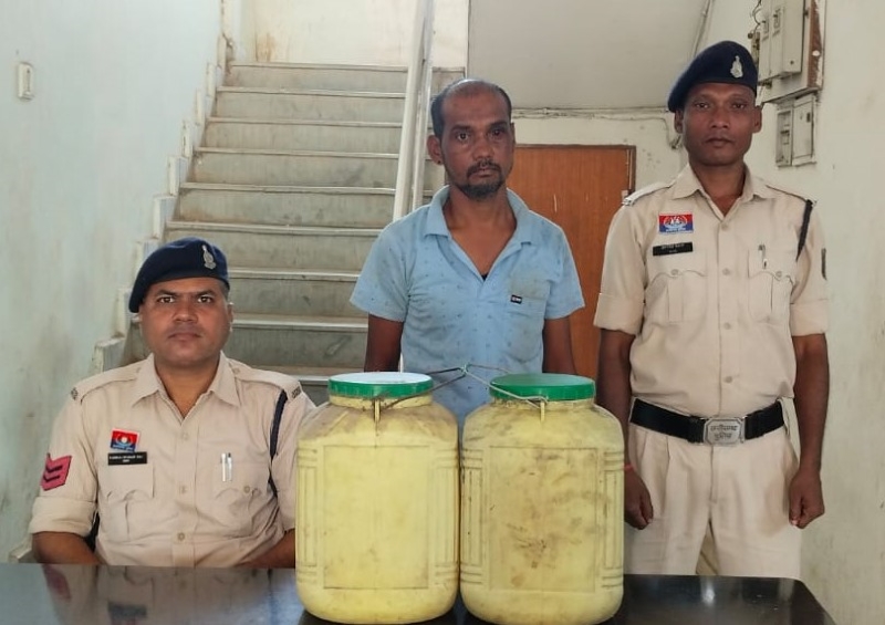 अवैध शराब कारोबार पर बड़ा प्रहार, बुन्देला में 30 लीटर कच्ची महुआ शराब के साथ आरोपी मोहित यादव गिरफ्तार; ₹6 हजार की शराब जब्त, आबकारी एक्ट के तहत भेजा गया जेल