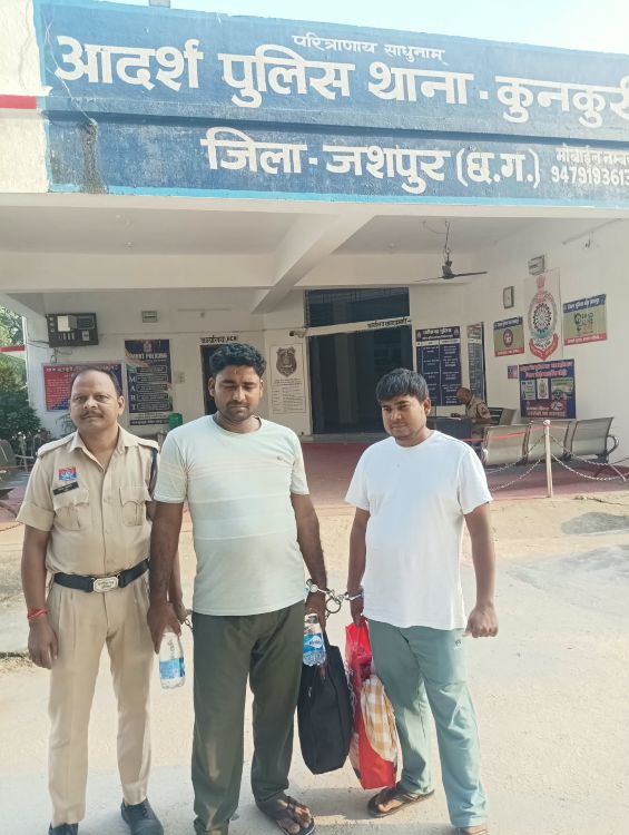 मोबाइल दुकान में सेंध, फिर झारखंड-बंगाल से बांग्लादेश तक पहुंचा चोरी के मोबाइलों का नेटवर्क! 132 हैंडसेट चोरी कांड में 5 आरोपी दबोचे, ₹1.80 लाख बरामद—फरार आरोपियों की तलाश जारी