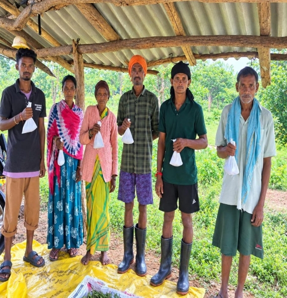तसर रेशम उत्पादन से बीजापुर के ग्रामीणों को मिला स्वरोजगार का नया सहारा, 10 रेशम पालकों को 70 हजार की सब्सिडी