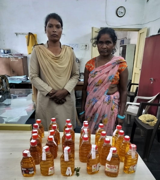 बोरी में भरकर खुलेआम अवैध शराब की बिक्री, मुखबिर की सूचना पर गुढ़ियारी पुलिस ने घेराबंदी कर महिला को दबोचा—32 पौवा देशी मसाला शराब जब्त, न्यायालय से न्यायिक रिमांड