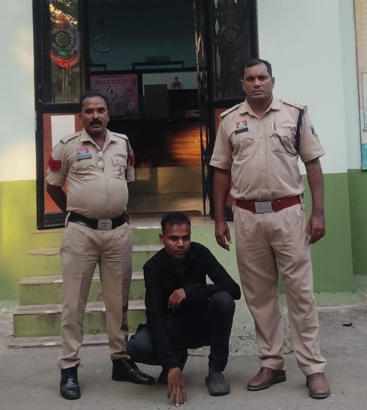 नौकरी का झांसा देकर ₹11.30 लाख की ठगी के मामले में बड़ा शिकंजा—“ऑपरेशन क्लीन हंट” के दबाव में फरार आरोपी अमन यादव कोर्ट में सरेंडर करने पहुंचा, चक्रधरनगर पुलिस ने किया गिरफ्तार