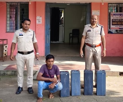 ताला तोड़कर मोबाइल टावर से उड़ाई 6 बैटरियां, 24 घंटे में पुलिस के शिकंजे में आरोपी—पूछताछ में साथी के साथ चोरी कबूली, अमरैया के झुरमुट से चोरी का माल बरामद, एक आरोपी गिरफ्तार और दूसरा फरार