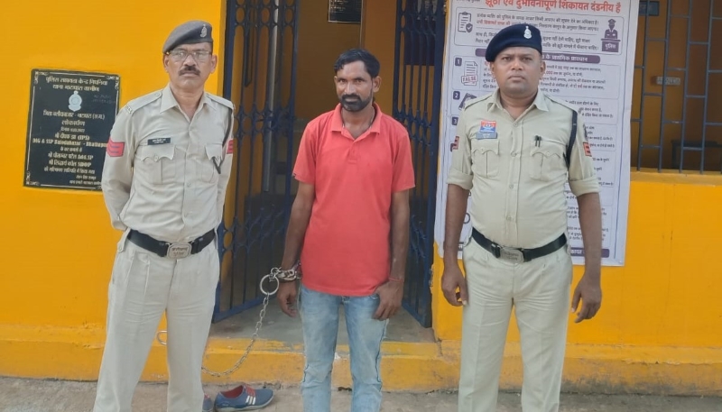 धमकी भरी फोटो वायरल कर दहशत फैलाने वाला चाकूबाज आखिर पुलिस के शिकंजे में—धनेली मेन रोड पर चाकू लहराकर राहगीरों को डरा रहा था आरोपी, सूचना मिलते ही पुलिस की घेराबंदी; आर्म्स एक्ट में गिरफ्तार