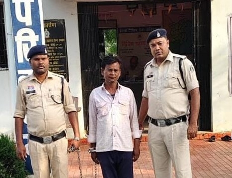 हेल्पलाइन पर सूचना मिलते ही पुलिस ने कसा शिकंजा—ग्राम रिंगनी में शराब बिक्री के ठिकाने पर हथबंद पुलिस की दबिश, 46 वर्षीय आरोपी गिरफ्तार; कब्जे से 14.940 बल्क लीटर अवैध शराब बरामद