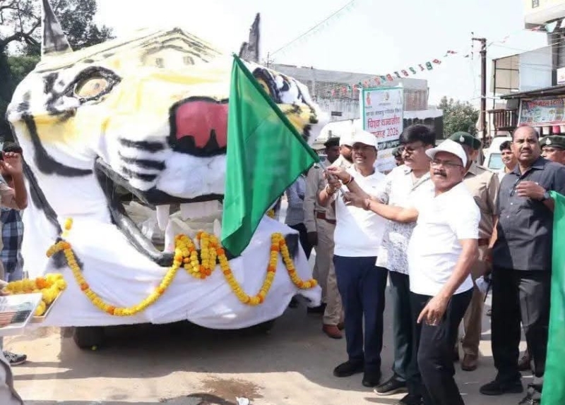 वन्यजीव संरक्षण का संदेश लेकर गांव-गांव पहुंचेगा ‘बाघ रथ’, वन मंत्री केदार कश्यप ने बीजापुर में दिखाई हरी झंडी; साल के अंत तक शुरू होगा इको-टूरिज्म, स्थानीय युवाओं के लिए खुलेंगे रोजगार के नए अवसर