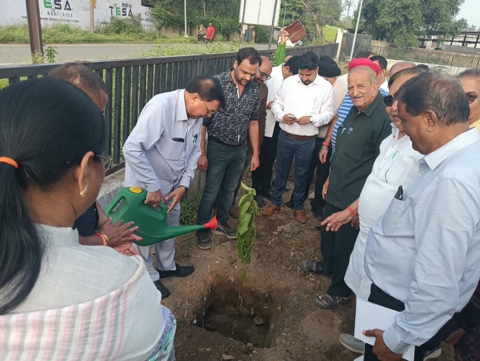 गांधी-शास्त्री जयंती पर कोरबा के औद्योगिक क्षेत्र में हरियाली का संदेश, श्रम मंत्री लखनलाल देवांगन ने पौधरोपण कर लगाए करीब 100 फलदार पौधे; ‘एक पेड़ माँ के नाम’ अभियान के तहत संरक्षण और नियमित देखभाल का दिलाया संकल्प