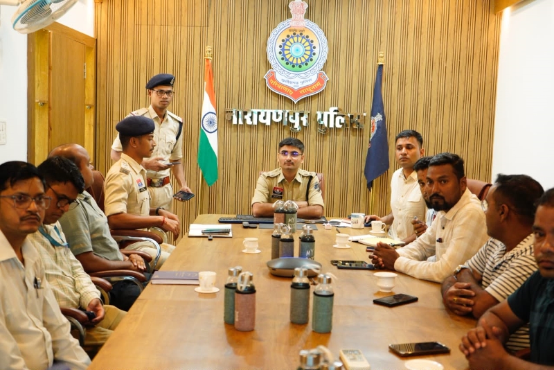 नारायणपुर में बैंक-एटीएम सुरक्षा को लेकर पुलिस की सख्ती, एसपी संदीप कुमार पटेल ने बैंक प्रबंधकों के साथ की अहम बैठक; सीसीटीवी, नकदी परिवहन और संदिग्ध गतिविधियों पर तत्काल सूचना के निर्देश, फर्जी हॉलमार्किंग से जुड़े स्वर्ण ऋण मामलों में विशेष सतर्कता पर जोर