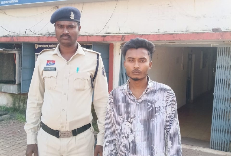 नशे के कारोबार पर पुलिस की बड़ी कार्रवाई, रुवाबांधा तालाब के पास ग्राहक का इंतजार कर रहा आरोपी दबोचा गया; बोरी में छिपाकर रखा 1.260 किलो गांजा और बिक्री में इस्तेमाल मोबाइल बरामद, आरोपी पर धारा 20(ख) एनडीपीएस एक्ट के तहत कार्रवाई