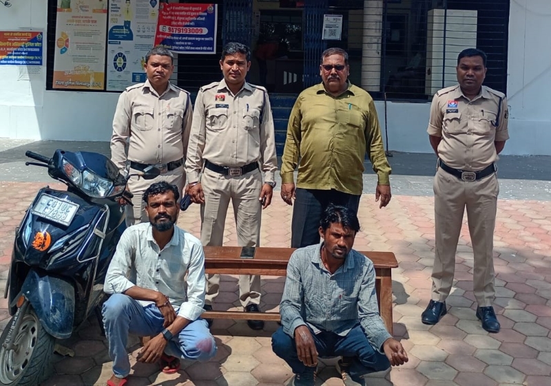 पर्यटन स्थल कोरी डैम में मारपीट कर बैग-मोबाइल लूटने वाले आरोपियों तक पहुंची पुलिस, तकनीकी साक्ष्यों से तीनों पकड़े गए; दो आरोपी गिरफ्तार, विधि से संघर्षरत बालक बाल संप्रेषण गृह भेजा गया, मोबाइल व स्कूटी जब्त