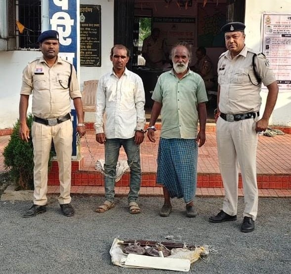 पिता-पुत्र की चोरी की जोड़ी गिरफ्तार: कमर्शियल यूनिवर्सिटी मोटियारीडीह से 3 सीलिंग पंखे और विंडो कूलर चुराकर ग्राहक तलाश रहे थे आरोपी, हथबंद पुलिस ने घेराबंदी कर दबोचा; ₹7 हजार का चोरी का माल बरामद