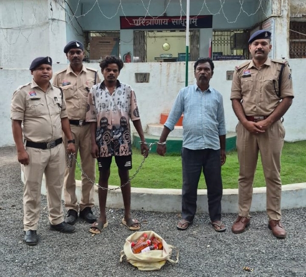 शराब तस्करों पर कसडोल पुलिस का बड़ा शिकंजा: गोरधा तालाब के पास बिक्री के लिए शराब ले जा रहे 2 शराब कोचिए रंगेहाथ गिरफ्तार, 37 पाव देशी-अंग्रेजी शराब और बाइक समेत ₹3,530 का माल जब्त