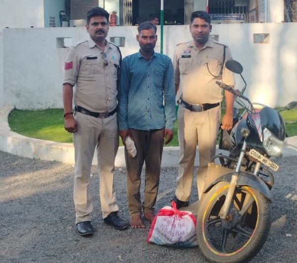 ग्राहक तक शराब पहुंचाने से पहले ही पुलिस के शिकंजे में आया शराब कोचिया: कसडोल कोट रोड पर घेराबंदी कर बसंत पाटले गिरफ्तार, 30 पाव देशी-अंग्रेजी शराब के साथ बाइक CG04 HS 3221 जब्त; आबकारी एक्ट में कार्रवाई