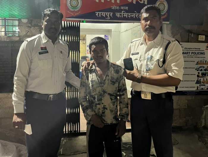 रेलवे स्टेशन पर युवती का मोबाइल झपटकर भागा आरोपी, यातायात पुलिस के जवानों ने दिखाई गजब की मुस्तैदी: भीड़ में पीछा कर घेरा और दबोचा, छीना हुआ मोबाइल बरामद कर युवती को सकुशल लौटाया
