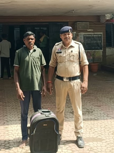 ट्रॉली बैग में गांजा लेकर ग्राहक की तलाश में खड़ा था ओडिशा का आरोपी, टिकरापारा पुलिस ने घेराबंदी कर दबोचा: 5.448 किलो अवैध गांजा बरामद, NDPS एक्ट में मामला दर्ज कर भेजा न्यायिक रिमांड पर
