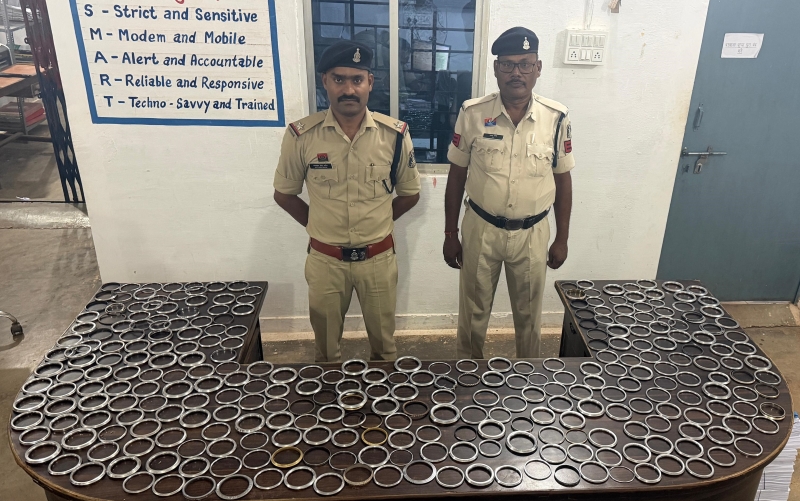 धमधा में 5 से 6 हजार की भीड़ के बीच पुलिस का सख्त सुरक्षा पहरा: युवाओं की चेकिंग में 800 लोहे के कड़े उतरवाकर सुरक्षित रखे, मंच से साइबर ठगी और नशे के खिलाफ भी चलाया जागरूकता अभियान