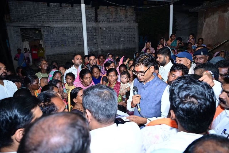 बाढ़ की मार के बीच ग्रामीणों के बीच पहुंचे मंत्री ओ.पी. चौधरी, किसानों और मछुआरों से सीधे जाना नुकसान का हाल—फसल व बह गई नावों के मुआवजे की कार्रवाई तेज करने के निर्देश, स्वास्थ्य सुविधाओं पर भी फोकस