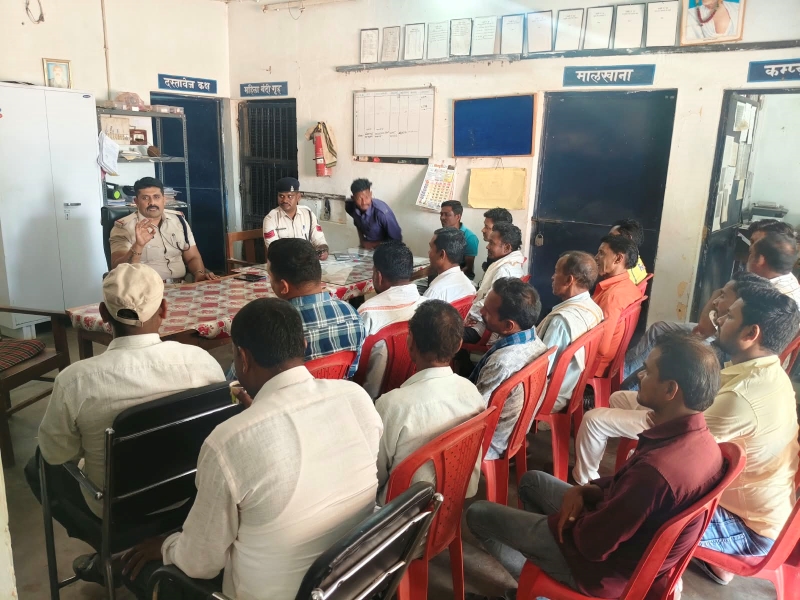त्योहारों से पहले बलौदाबाजार पुलिस का बड़ा अलर्ट! करहीबाजार में सरपंचों, कोटवारों और दुर्गा पंडाल समितियों की बैठक—CCTV, लाउडस्पीकर नियम और संदिग्ध गतिविधियों पर कड़ी नजर के निर्देश