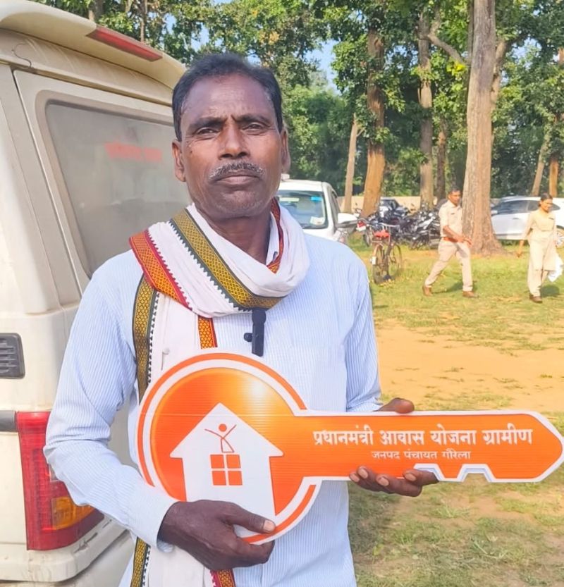 जिस दिन का वर्षों से था इंतजार, उसी दिन हाथों में आई ‘सपनों की चाबी’! मिट्टी के घर से पक्के आशियाने तक राजा राम की कहानी में आया बड़ा मोड़—PM आवास योजना ने ऐसे बदली जिंदगी
