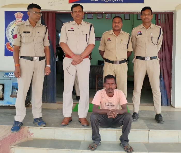 खूनी रिश्ते का खौफनाक अंत! जमीन के पैसों को लेकर बेटे ने पिता की टांगी से हत्या की—मौके से खून लगी टांगी बरामद, आरोपी मुकेश कुमार सिंह गिरफ्तार