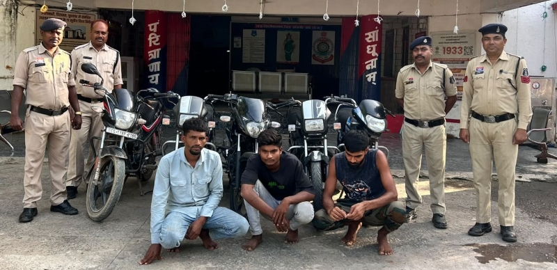 बाइक चोरी का ऐसा खेल कि पुलिस भी रह गई हैरान! नाकाबंदी में संदिग्ध पकड़े, पूछताछ में सामने आईं चोरी की कई मोटरसाइकिलें—3 आरोपी गिरफ्तार, 5 बाइक बरामद