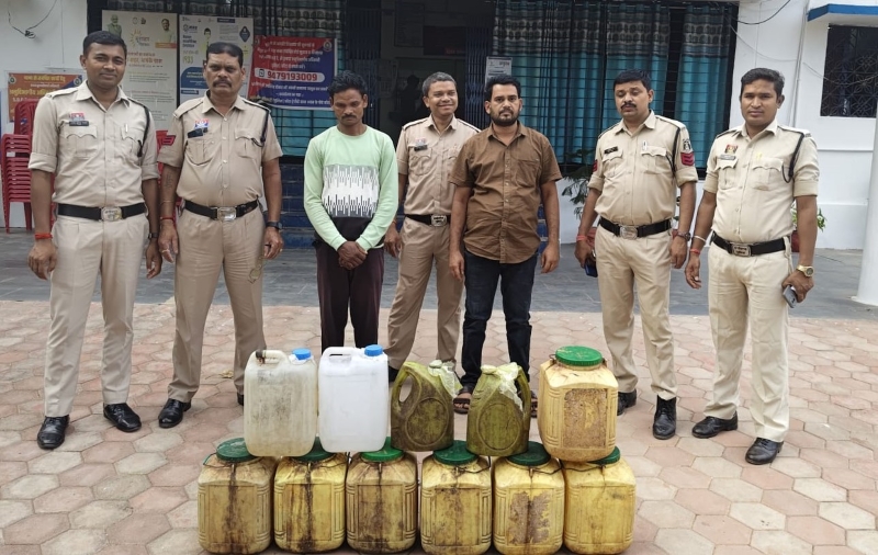 अवैध महुआ शराब के कारोबार का भंडाफोड़, कोटा पुलिस की दो अलग-अलग कार्रवाई में 133 लीटर शराब जब्त; आदतन आरोपी समेत दो तस्कर गिरफ्तार, परिवहन में इस्तेमाल मोटरसाइकिल भी पुलिस के कब्जे में