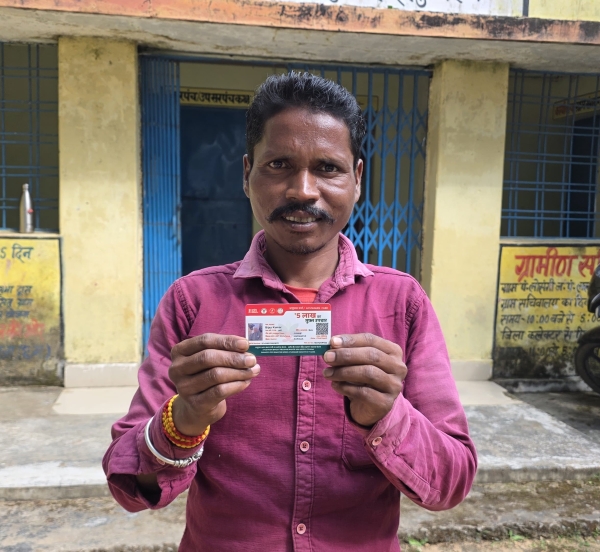 बीमारी के इलाज का खर्च अब नहीं बनेगा बड़ी चिंता, आयुष्मान कार्ड से विजय पंडो सहित बेटियों भारती और आरती को मिला पांच लाख रुपये तक निःशुल्क उपचार का स्वास्थ्य सुरक्षा कवच