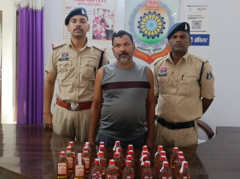 पुलिस की अवैध शराब पर बड़ी कार्रवाई, गांव में खुलेआम बेच रहा था देशी मदिरा; 5.400 बल्क लीटर शराब और ₹550 बिक्री रकम के साथ आरोपी गिरफ्तार